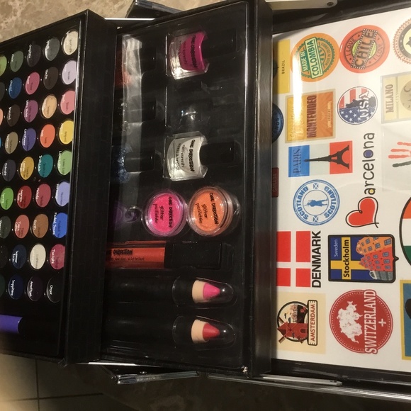 One Direction Tour Make-Up Case with Supplies and Tour City Stickers - Picture 8 of 16